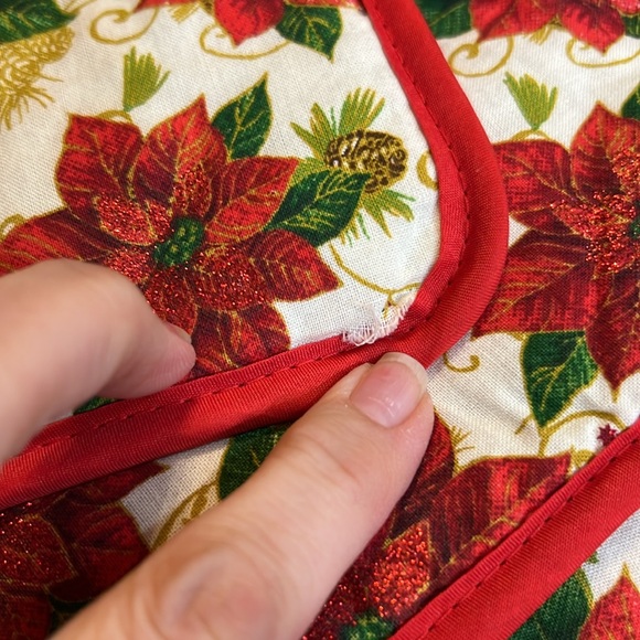 Festive Poinsettia Oven Mitt and Pot Holder six piece Set - Picture 3 of 10